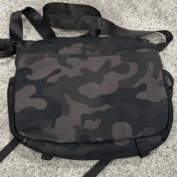 Men's Gap Black Camouflage Messenger Bag newer used but no tag. - Picture 6 of 6